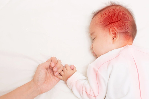 Bebê dormindo e segurando a mão da mãe