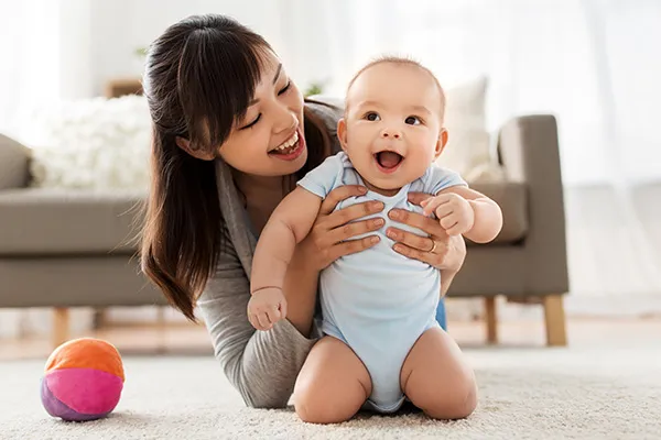 Mãe brincando com filho bebê